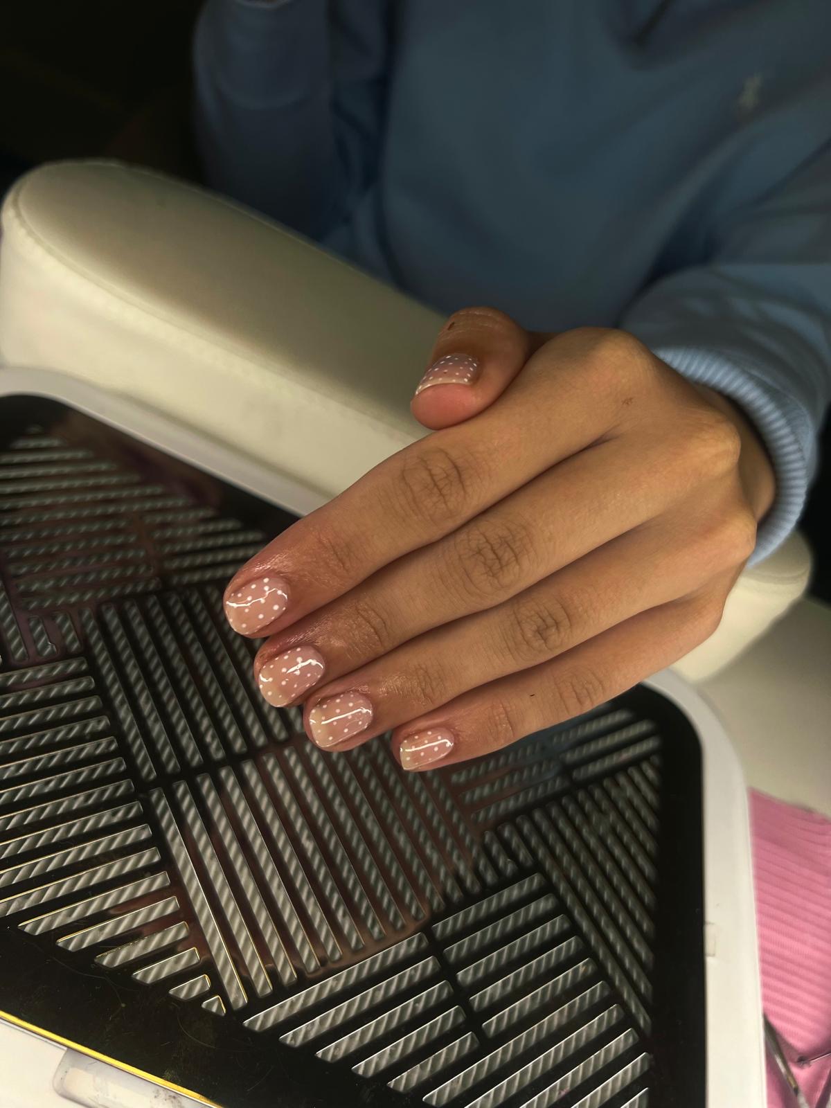 Eigen werk van Nailsbythes: gellak met witte stipjes op een naturoute basis