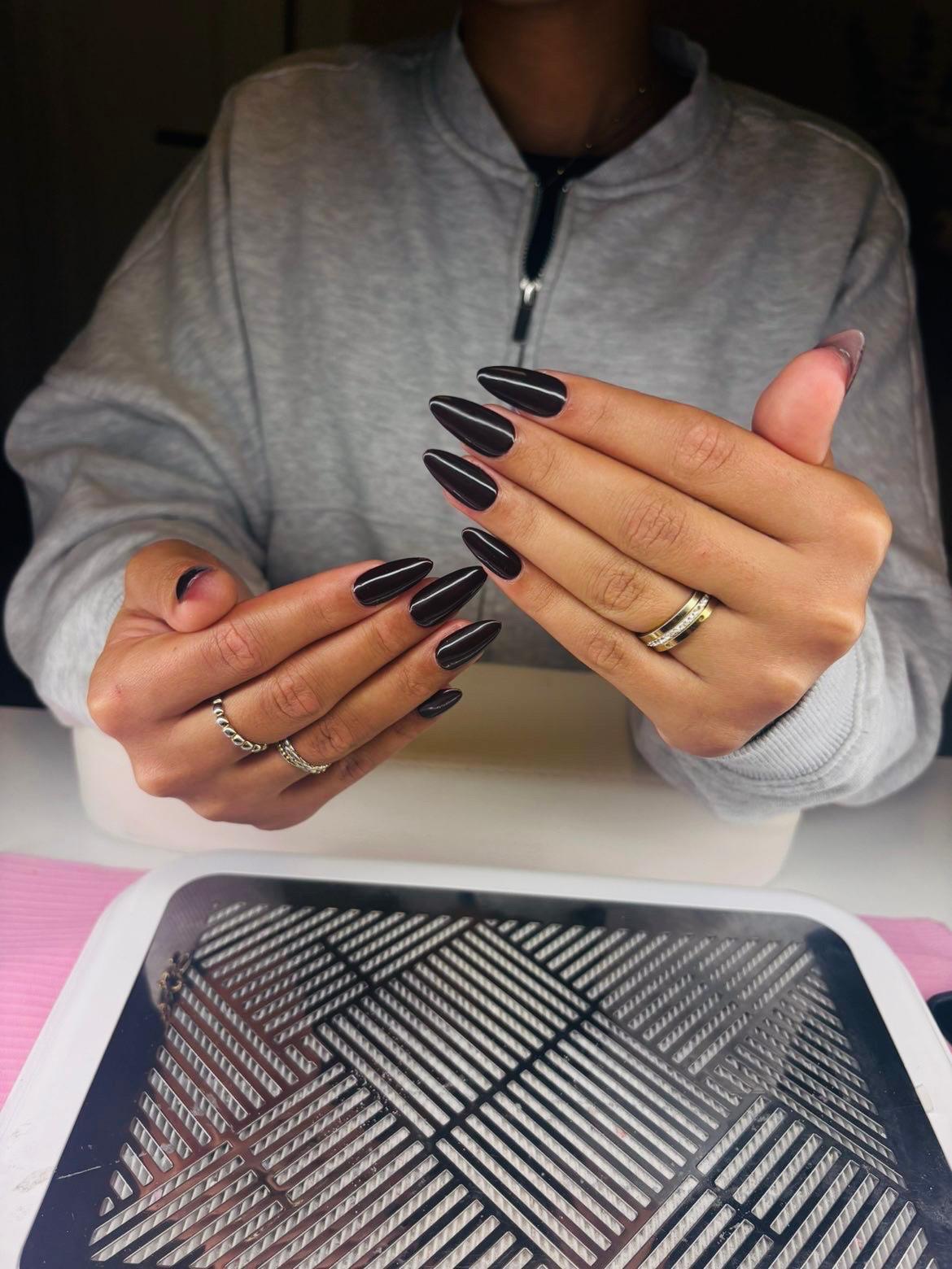 Eigen werk van Nailsbythes: lange amandelvormige Gel X nagels in een donkere kleur